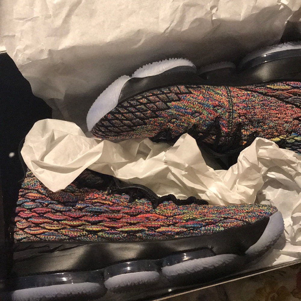 Sneakers lebrons size 7.5